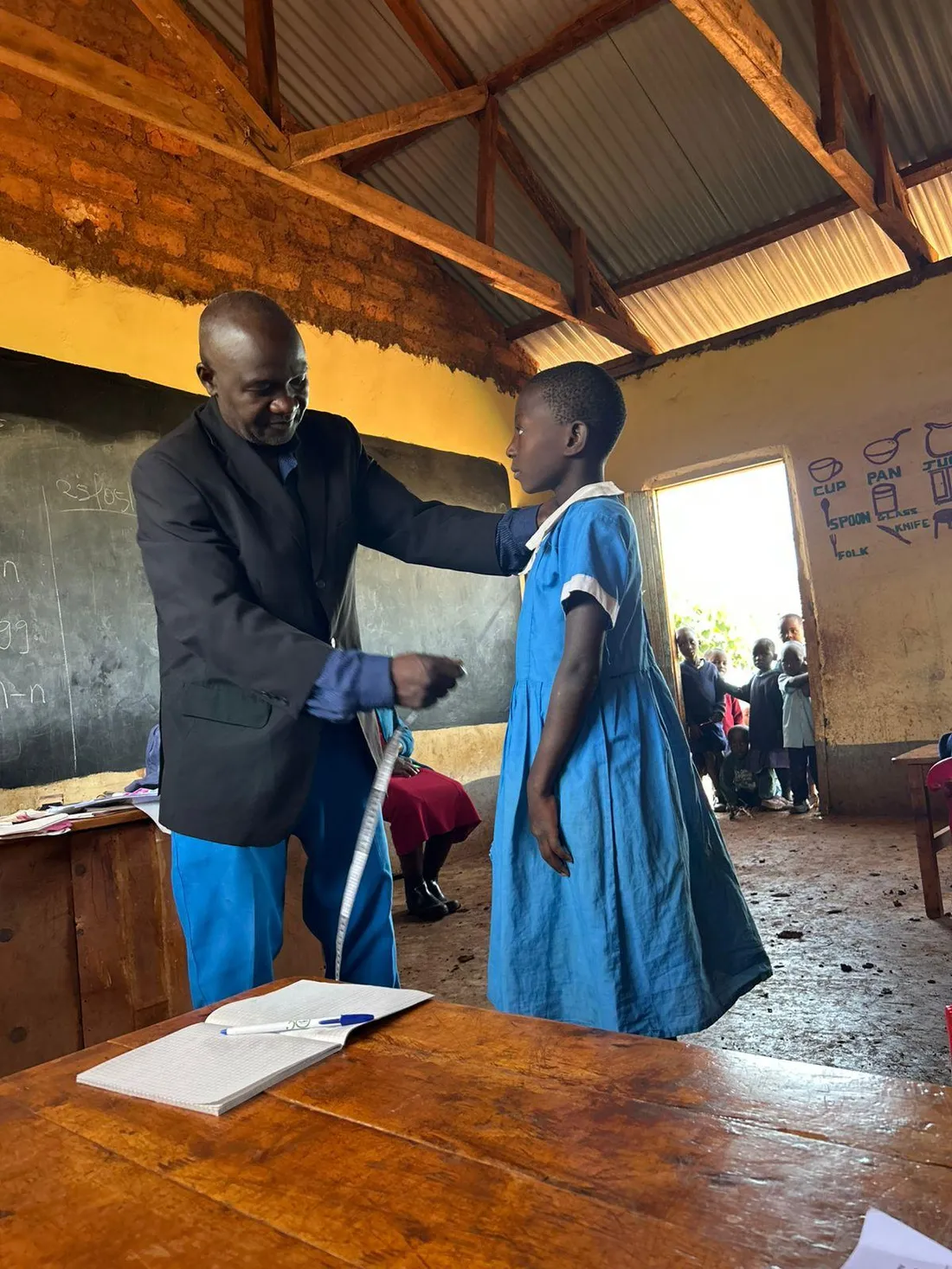 A ZOF mentor working one-on-one with a learner